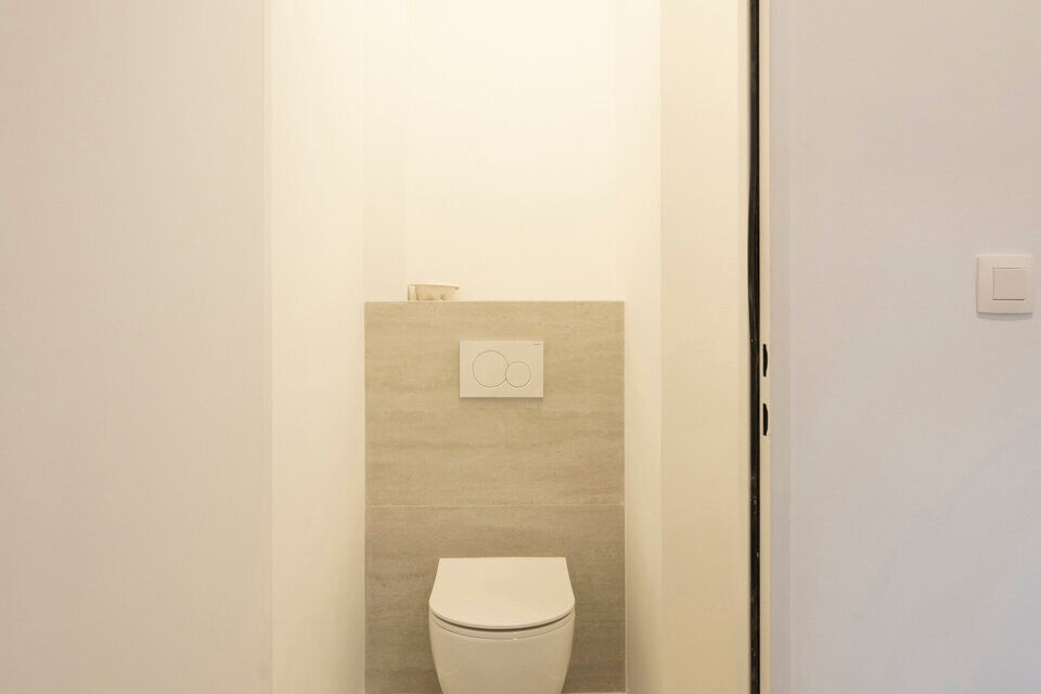 Instapklaar appartement, rustig en gunstig gelegen.  

Het appartement is grotendeels gerenoveerd en bevat geen lift, maakt dat er minder gemeenschappelijke kosten zijn.
Indeling: inkomhal; lichtrijke woonkamer; ge&iuml;nstalleerde keuken; nachthal; apart toi