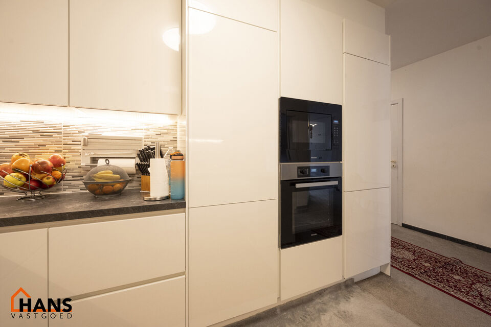 Instelprijs vanaf 295.000 Euro. Elk bod vanaf de instelprijs wordt ernstig overwogen.
Dit gelijkvloers appartement heeft een eigen inkomdeur en dan komt men in een ruime inkomhal met veel ingemaakte kasten. Aansluitend is er een volledig ge&iuml;nstalleerde k