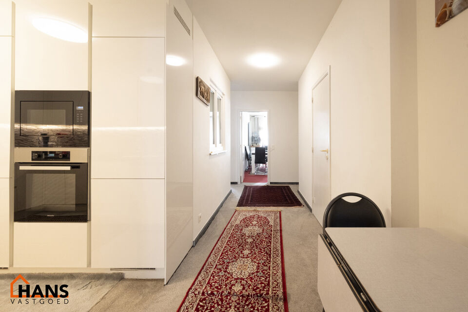 Instelprijs vanaf 295.000 Euro. Elk bod vanaf de instelprijs wordt ernstig overwogen.
Dit gelijkvloers appartement heeft een eigen inkomdeur en dan komt men in een ruime inkomhal met veel ingemaakte kasten. Aansluitend is er een volledig ge&iuml;nstalleerde k