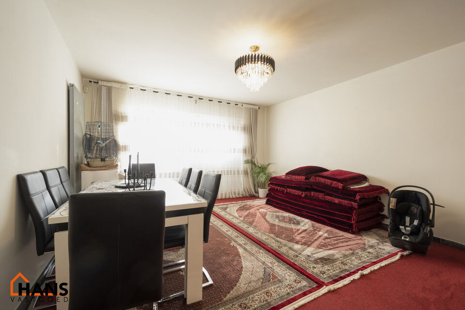 Instelprijs vanaf 295.000 Euro. Elk bod vanaf de instelprijs wordt ernstig overwogen.
Dit gelijkvloers appartement heeft een eigen inkomdeur en dan komt men in een ruime inkomhal met veel ingemaakte kasten. Aansluitend is er een volledig ge&iuml;nstalleerde k