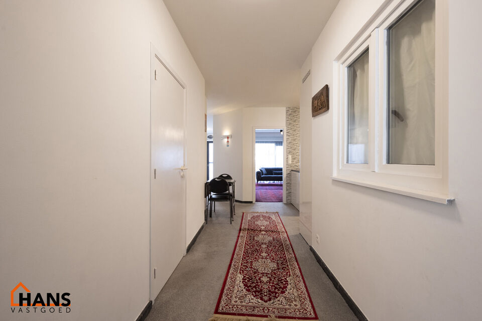 Instelprijs vanaf 295.000 Euro. Elk bod vanaf de instelprijs wordt ernstig overwogen.
Dit gelijkvloers appartement heeft een eigen inkomdeur en dan komt men in een ruime inkomhal met veel ingemaakte kasten. Aansluitend is er een volledig ge&iuml;nstalleerde k