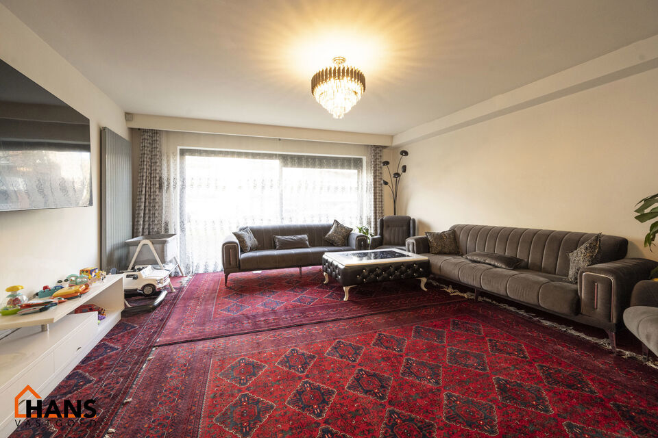 Instelprijs vanaf 295.000 Euro. Elk bod vanaf de instelprijs wordt ernstig overwogen.
Dit gelijkvloers appartement heeft een eigen inkomdeur en dan komt men in een ruime inkomhal met veel ingemaakte kasten. Aansluitend is er een volledig ge&iuml;nstalleerde k