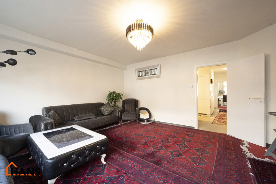 Instelprijs vanaf 295.000 Euro. Elk bod vanaf de instelprijs wordt ernstig overwogen.
Dit gelijkvloers appartement heeft een eigen inkomdeur en dan komt men in een ruime inkomhal met veel ingemaakte kasten. Aansluitend is er een volledig ge&iuml;nstalleerde k