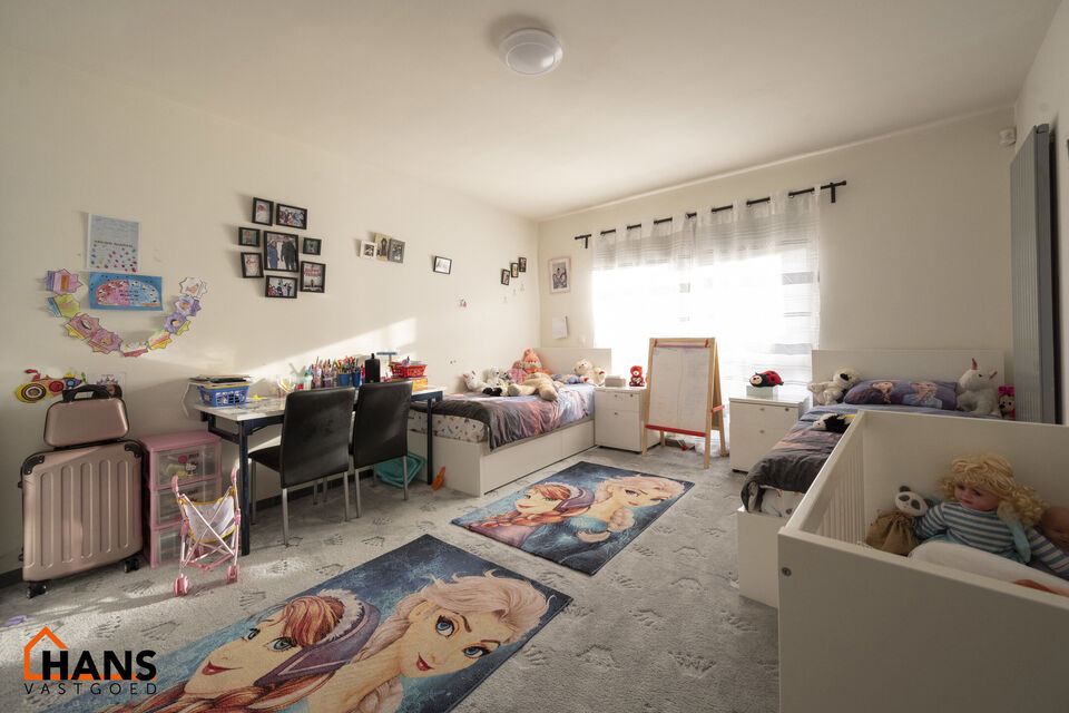 Instelprijs vanaf 295.000 Euro. Elk bod vanaf de instelprijs wordt ernstig overwogen.
Dit gelijkvloers appartement heeft een eigen inkomdeur en dan komt men in een ruime inkomhal met veel ingemaakte kasten. Aansluitend is er een volledig ge&iuml;nstalleerde k