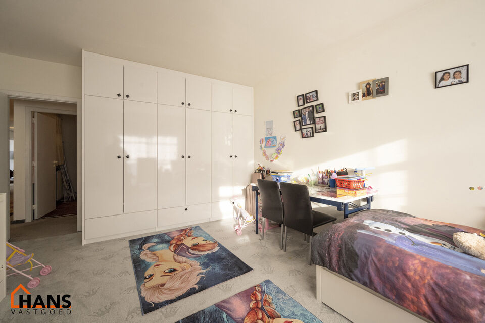 Instelprijs vanaf 295.000 Euro. Elk bod vanaf de instelprijs wordt ernstig overwogen.
Dit gelijkvloers appartement heeft een eigen inkomdeur en dan komt men in een ruime inkomhal met veel ingemaakte kasten. Aansluitend is er een volledig ge&iuml;nstalleerde k