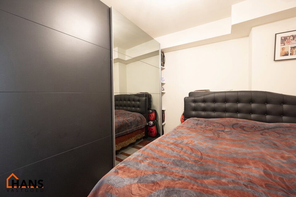 Instelprijs vanaf 295.000 Euro. Elk bod vanaf de instelprijs wordt ernstig overwogen.
Dit gelijkvloers appartement heeft een eigen inkomdeur en dan komt men in een ruime inkomhal met veel ingemaakte kasten. Aansluitend is er een volledig ge&iuml;nstalleerde k