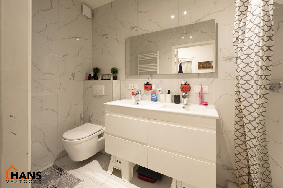 Instelprijs vanaf 295.000 Euro. Elk bod vanaf de instelprijs wordt ernstig overwogen.
Dit gelijkvloers appartement heeft een eigen inkomdeur en dan komt men in een ruime inkomhal met veel ingemaakte kasten. Aansluitend is er een volledig ge&iuml;nstalleerde k