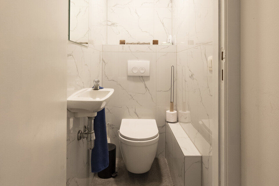 Instelprijs vanaf 295.000 Euro. Elk bod vanaf de instelprijs wordt ernstig overwogen.
Dit gelijkvloers appartement heeft een eigen inkomdeur en dan komt men in een ruime inkomhal met veel ingemaakte kasten. Aansluitend is er een volledig ge&iuml;nstalleerde k