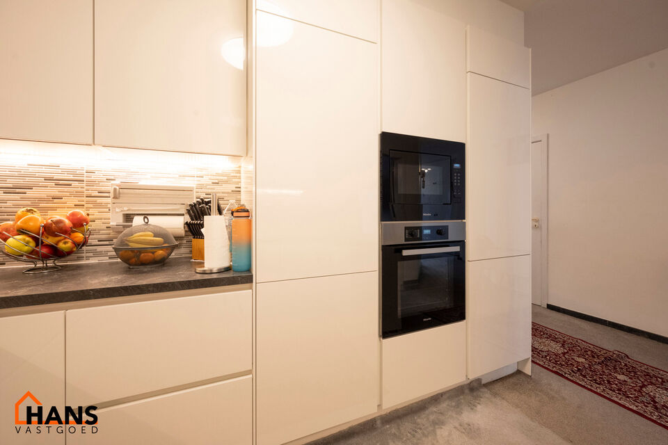 In Optie!!

Instelprijs vanaf 295.000 Euro. Elk bod vanaf de instelprijs wordt ernstig overwogen.

Dit gelijkvloers appartement heeft een eigen inkomdeur en dan komt men in een ruime inkomhal met veel ingemaakte kasten. Aansluitend is er een volledig ge&iuml;