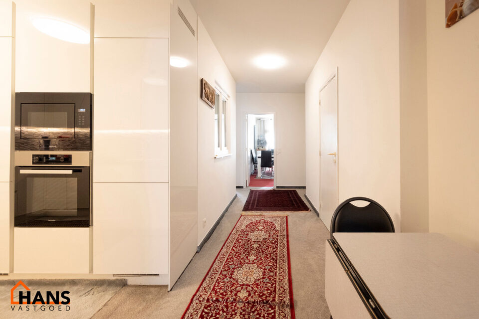 In Optie!!

Instelprijs vanaf 295.000 Euro. Elk bod vanaf de instelprijs wordt ernstig overwogen.

Dit gelijkvloers appartement heeft een eigen inkomdeur en dan komt men in een ruime inkomhal met veel ingemaakte kasten. Aansluitend is er een volledig ge&iuml;