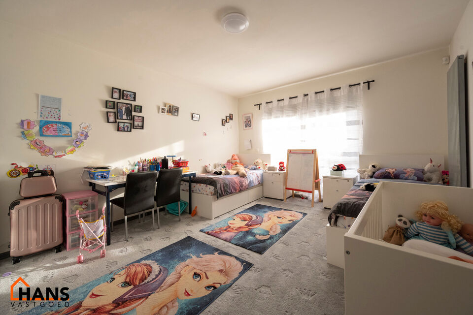 In Optie!!

Instelprijs vanaf 295.000 Euro. Elk bod vanaf de instelprijs wordt ernstig overwogen.

Dit gelijkvloers appartement heeft een eigen inkomdeur en dan komt men in een ruime inkomhal met veel ingemaakte kasten. Aansluitend is er een volledig ge&iuml;