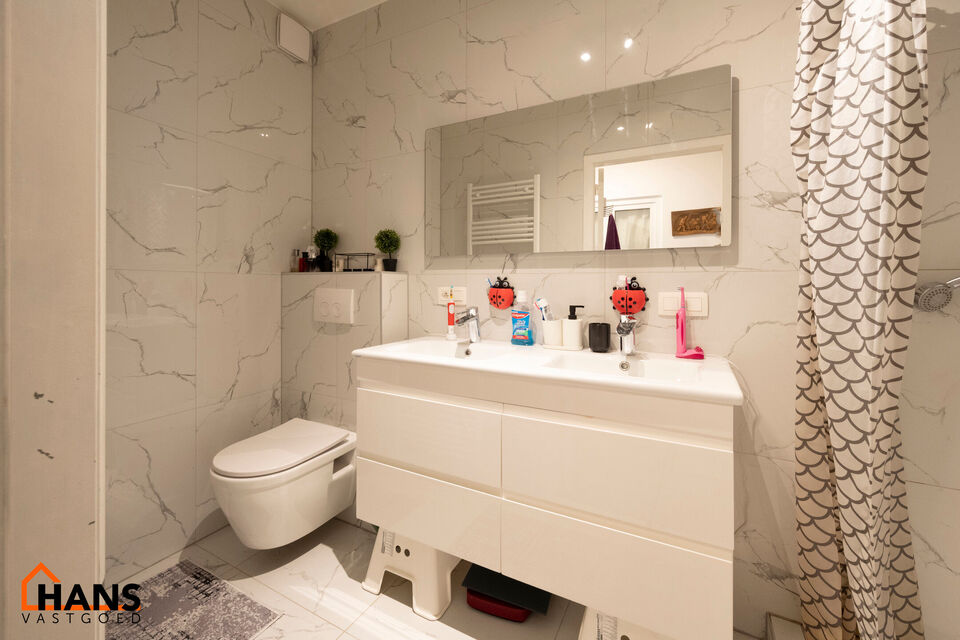 In Optie!!

Instelprijs vanaf 295.000 Euro. Elk bod vanaf de instelprijs wordt ernstig overwogen.

Dit gelijkvloers appartement heeft een eigen inkomdeur en dan komt men in een ruime inkomhal met veel ingemaakte kasten. Aansluitend is er een volledig ge&iuml;