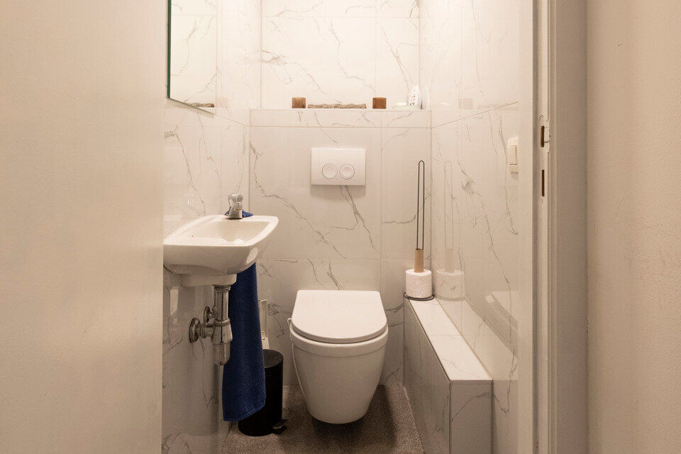 In Optie!!

Instelprijs vanaf 295.000 Euro. Elk bod vanaf de instelprijs wordt ernstig overwogen.

Dit gelijkvloers appartement heeft een eigen inkomdeur en dan komt men in een ruime inkomhal met veel ingemaakte kasten. Aansluitend is er een volledig ge&iuml;