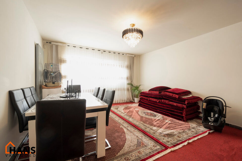 Instelprijs vanaf 295.000 Euro. Elk bod vanaf de instelprijs wordt ernstig overwogen.

Dit gelijkvloers appartement heeft een eigen inkomdeur en dan komt men in een ruime inkomhal met veel ingemaakte kasten. Aansluitend is er een volledig ge&iuml;nstalleerde 