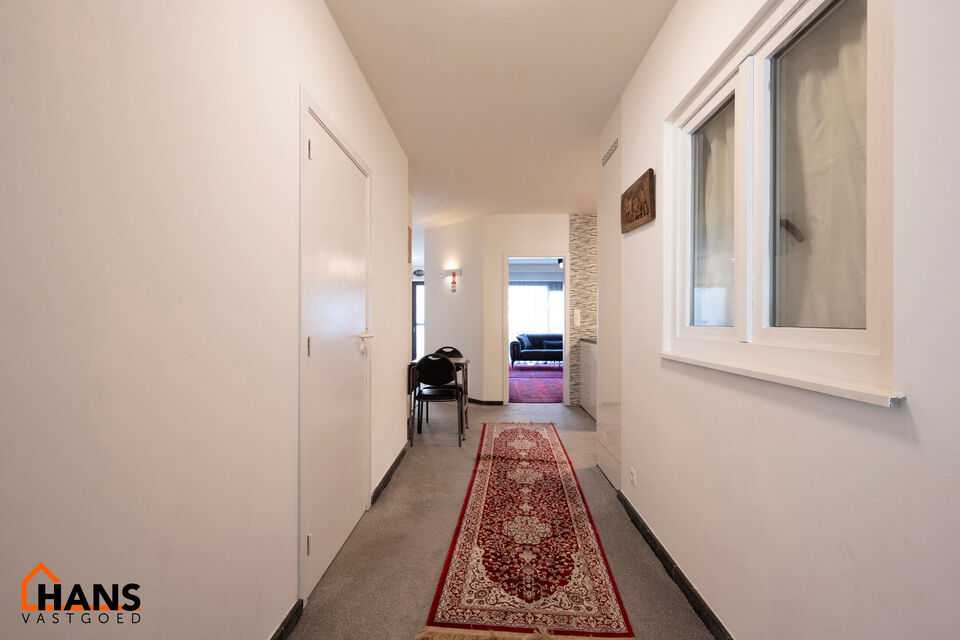 Instelprijs vanaf 295.000 Euro. Elk bod vanaf de instelprijs wordt ernstig overwogen.

Dit gelijkvloers appartement heeft een eigen inkomdeur en dan komt men in een ruime inkomhal met veel ingemaakte kasten. Aansluitend is er een volledig ge&iuml;nstalleerde 