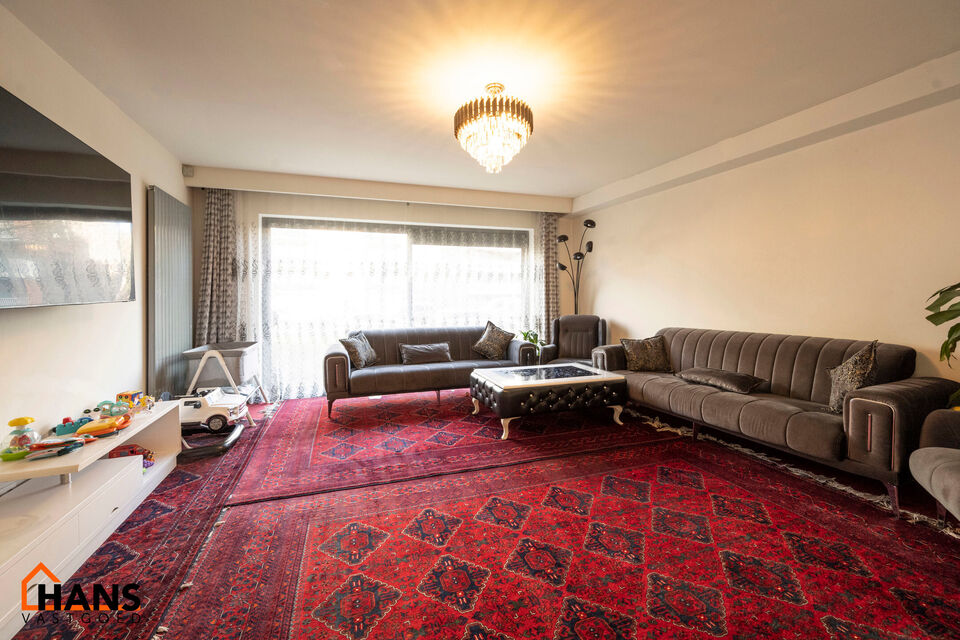 Instelprijs vanaf 295.000 Euro. Elk bod vanaf de instelprijs wordt ernstig overwogen.

Dit gelijkvloers appartement heeft een eigen inkomdeur en dan komt men in een ruime inkomhal met veel ingemaakte kasten. Aansluitend is er een volledig ge&iuml;nstalleerde 