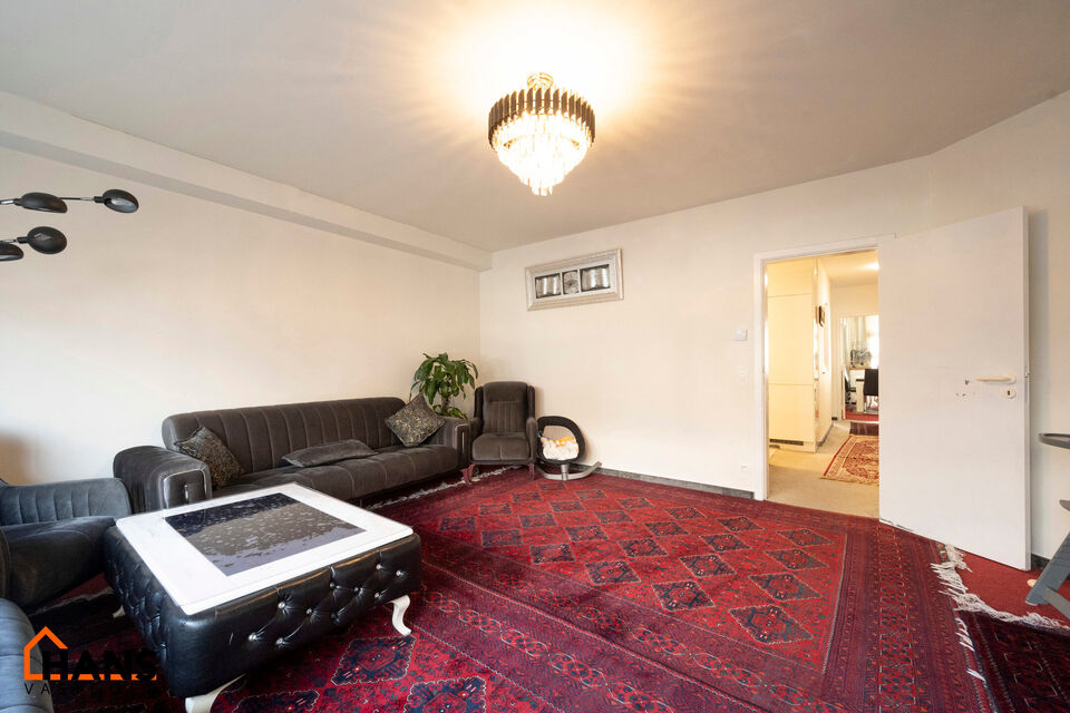 Instelprijs vanaf 295.000 Euro. Elk bod vanaf de instelprijs wordt ernstig overwogen.

Dit gelijkvloers appartement heeft een eigen inkomdeur en dan komt men in een ruime inkomhal met veel ingemaakte kasten. Aansluitend is er een volledig ge&iuml;nstalleerde 