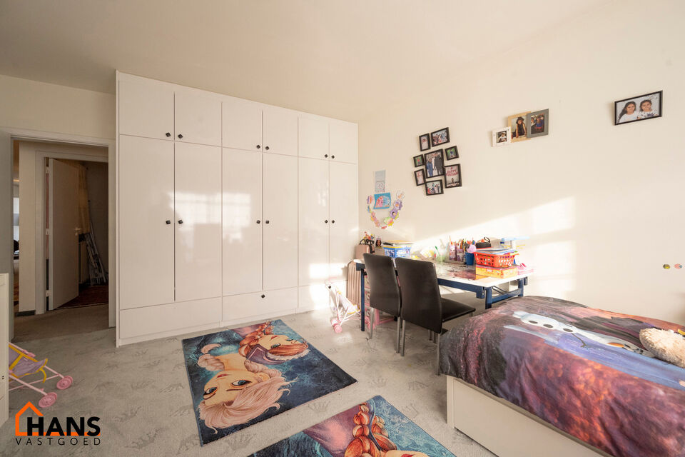 Instelprijs vanaf 295.000 Euro. Elk bod vanaf de instelprijs wordt ernstig overwogen.

Dit gelijkvloers appartement heeft een eigen inkomdeur en dan komt men in een ruime inkomhal met veel ingemaakte kasten. Aansluitend is er een volledig ge&iuml;nstalleerde 