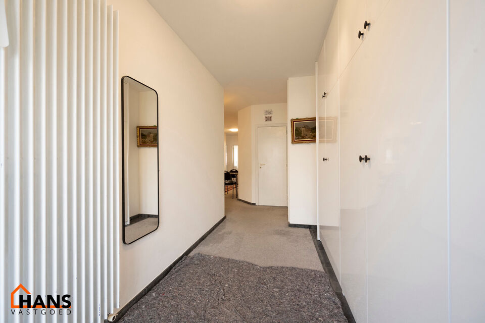 Instelprijs vanaf 295.000 Euro. Elk bod vanaf de instelprijs wordt ernstig overwogen.

Dit gelijkvloers appartement heeft een eigen inkomdeur en dan komt men in een ruime inkomhal met veel ingemaakte kasten. Aansluitend is er een volledig ge&iuml;nstalleerde 