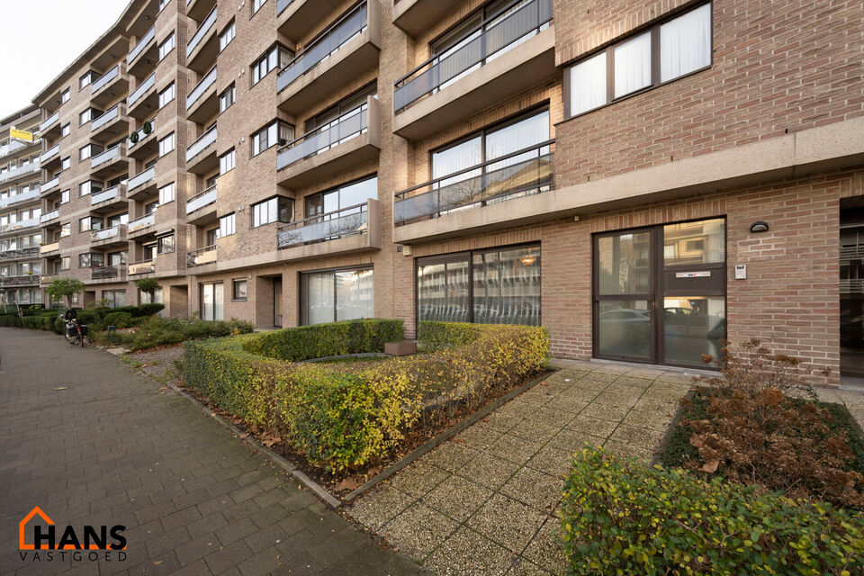 Instelprijs vanaf 295.000 Euro. Elk bod vanaf de instelprijs wordt ernstig overwogen.

Dit gelijkvloers appartement heeft een eigen inkomdeur en dan komt men in een ruime inkomhal met veel ingemaakte kasten. Aansluitend is er een volledig ge&iuml;nstalleerde 