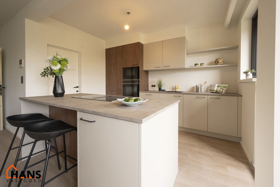 Op de gelijkvloers van een kleinschalig gebouw (zonder lift) bevindt zich dit stijlvol gerenoveerde appartement. Bij binnenkomst treft u een inkomhal met ruimte voor een vestiairekast en een gastentoilet met wastafelmeubel.

De ruime en lichtrijke woonkam