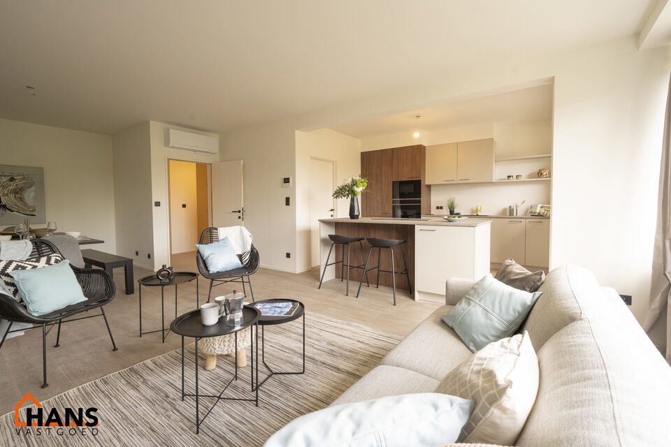 Op de gelijkvloers van een kleinschalig gebouw (zonder lift) bevindt zich dit stijlvol gerenoveerde appartement. Bij binnenkomst treft u een inkomhal met ruimte voor een vestiairekast en een gastentoilet met wastafelmeubel.

De ruime en lichtrijke woonkam