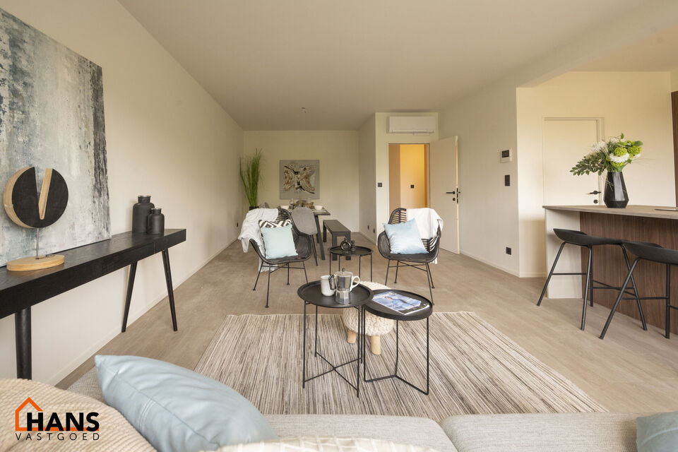 Op de gelijkvloers van een kleinschalig gebouw (zonder lift) bevindt zich dit stijlvol gerenoveerde appartement. Bij binnenkomst treft u een inkomhal met ruimte voor een vestiairekast en een gastentoilet met wastafelmeubel.

De ruime en lichtrijke woonkam