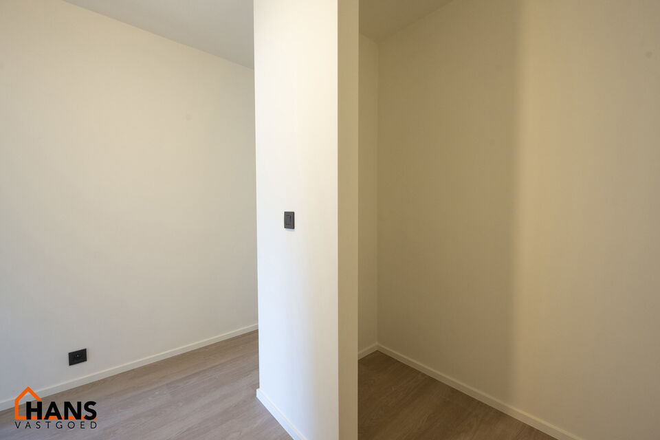 Op de gelijkvloers van een kleinschalig gebouw (zonder lift) bevindt zich dit stijlvol gerenoveerde appartement. Bij binnenkomst treft u een inkomhal met ruimte voor een vestiairekast en een gastentoilet met wastafelmeubel.

De ruime en lichtrijke woonkam