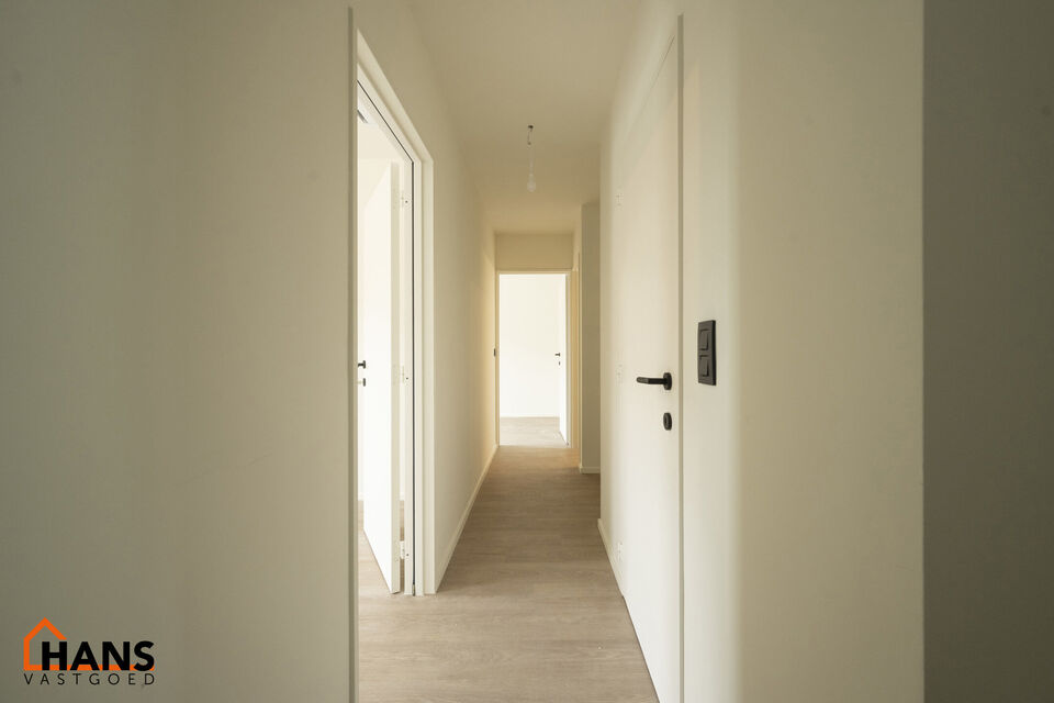Op de gelijkvloers van een kleinschalig gebouw (zonder lift) bevindt zich dit stijlvol gerenoveerde appartement. Bij binnenkomst treft u een inkomhal met ruimte voor een vestiairekast en een gastentoilet met wastafelmeubel.

De ruime en lichtrijke woonkam