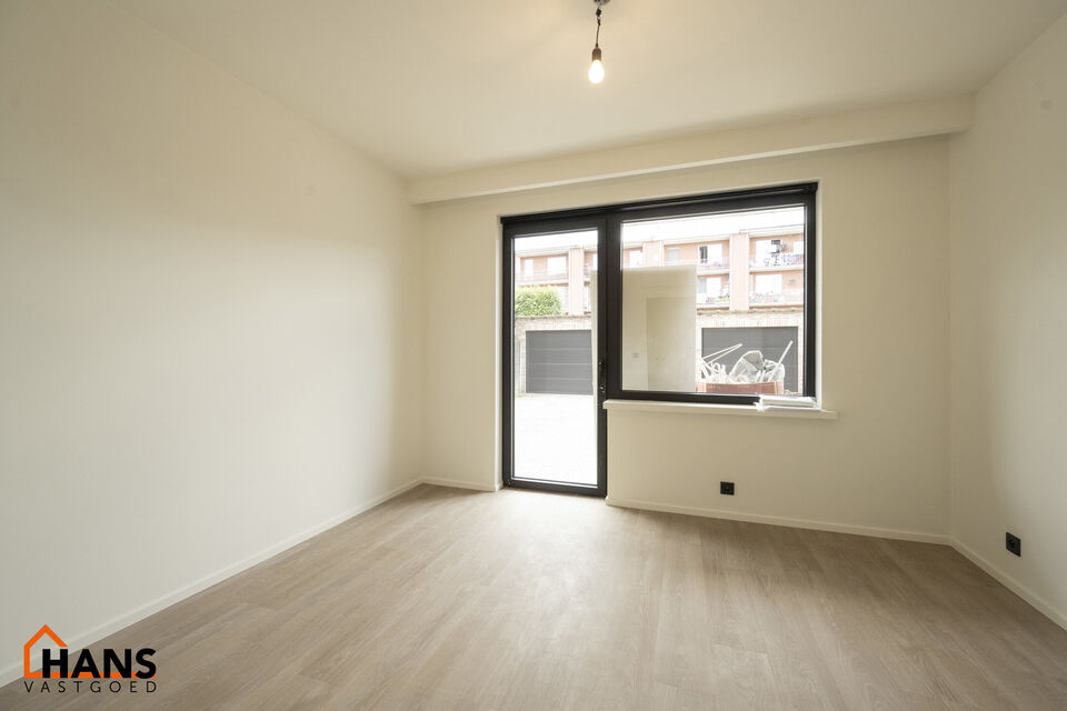 Op de gelijkvloers van een kleinschalig gebouw (zonder lift) bevindt zich dit stijlvol gerenoveerde appartement. Bij binnenkomst treft u een inkomhal met ruimte voor een vestiairekast en een gastentoilet met wastafelmeubel.

De ruime en lichtrijke woonkam