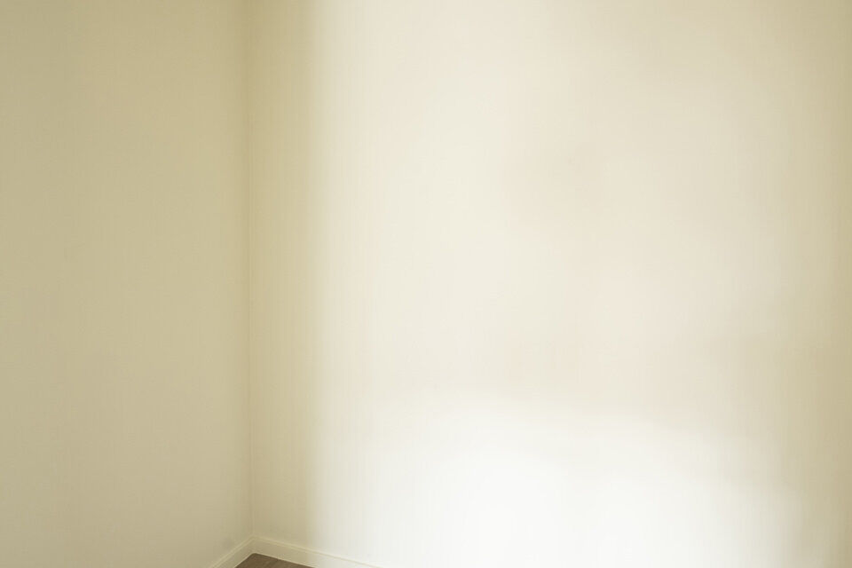 Op de gelijkvloers van een kleinschalig gebouw (zonder lift) bevindt zich dit stijlvol gerenoveerde appartement. Bij binnenkomst treft u een inkomhal met ruimte voor een vestiairekast en een gastentoilet met wastafelmeubel.

De ruime en lichtrijke woonkam