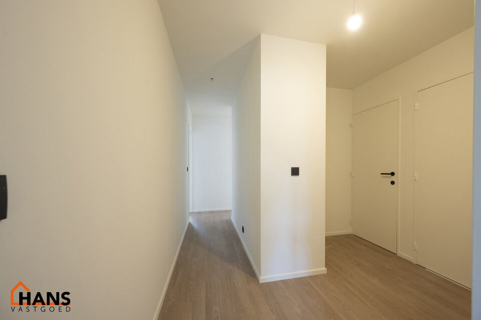 Op de gelijkvloers van een kleinschalig gebouw (zonder lift) bevindt zich dit stijlvol gerenoveerde appartement. Bij binnenkomst treft u een inkomhal met ruimte voor een vestiairekast en een gastentoilet met wastafelmeubel.

De ruime en lichtrijke woonkam
