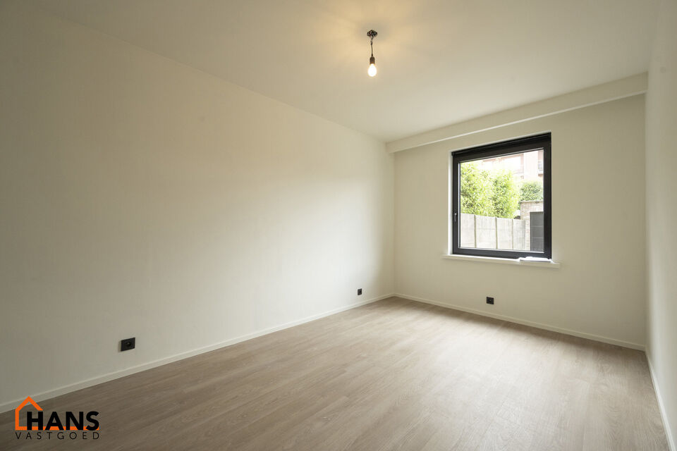 Op de gelijkvloers van een kleinschalig gebouw (zonder lift) bevindt zich dit stijlvol gerenoveerde appartement. Bij binnenkomst treft u een inkomhal met ruimte voor een vestiairekast en een gastentoilet met wastafelmeubel.

De ruime en lichtrijke woonkam