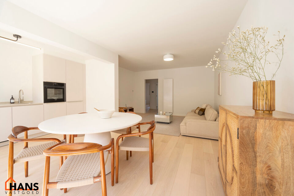 Dit instapklare gelijkvloers appartement bevindt zich op een rustige, maar uiterst centrale ligging. Het appartement werd recent gerenoveerd en beschikt over een inkomhal met vestiairekast, een apart gastentoilet, een ingerichte badkamer, een lichtrijke l
