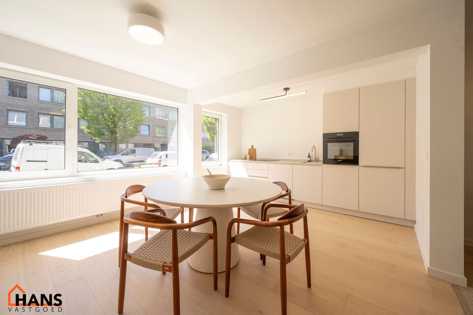 Dit instapklare gelijkvloers appartement bevindt zich op een rustige, maar uiterst centrale ligging. Het appartement werd recent gerenoveerd en beschikt over een inkomhal met vestiairekast, een apart gastentoilet, een ingerichte badkamer, een lichtrijke l