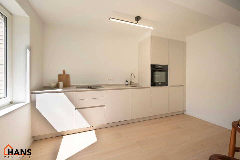 Dit instapklare gelijkvloers appartement bevindt zich op een rustige, maar uiterst centrale ligging. Het appartement werd recent gerenoveerd en beschikt over een inkomhal met vestiairekast, een apart gastentoilet, een ingerichte badkamer, een lichtrijke l