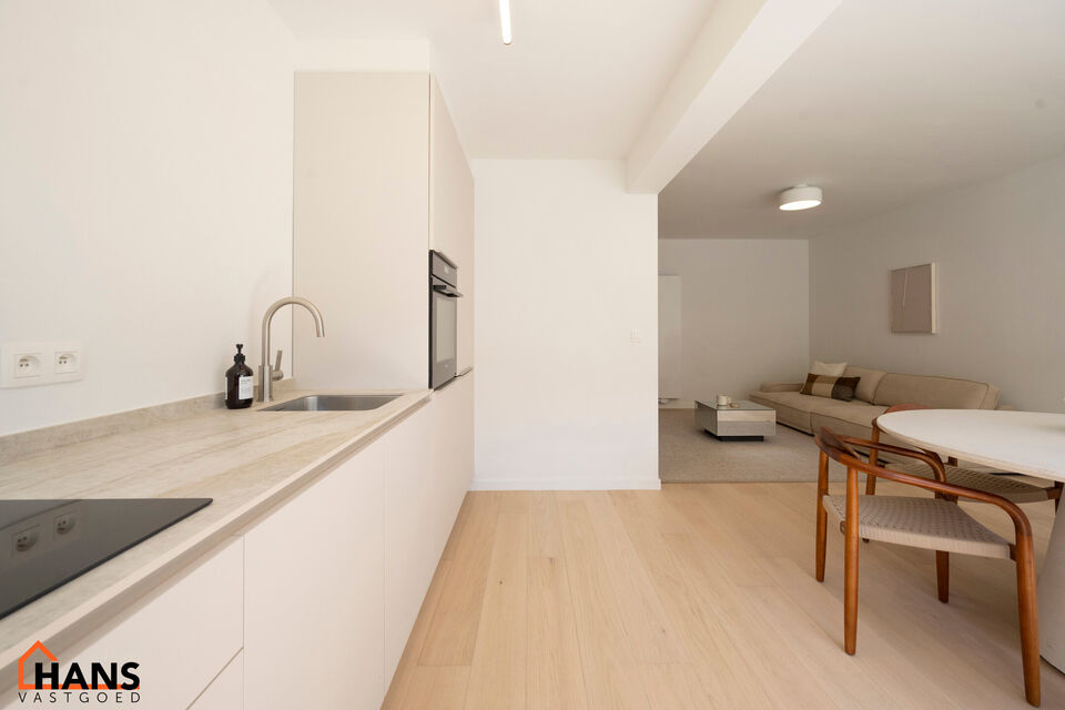 Dit instapklare gelijkvloers appartement bevindt zich op een rustige, maar uiterst centrale ligging. Het appartement werd recent gerenoveerd en beschikt over een inkomhal met vestiairekast, een apart gastentoilet, een ingerichte badkamer, een lichtrijke l