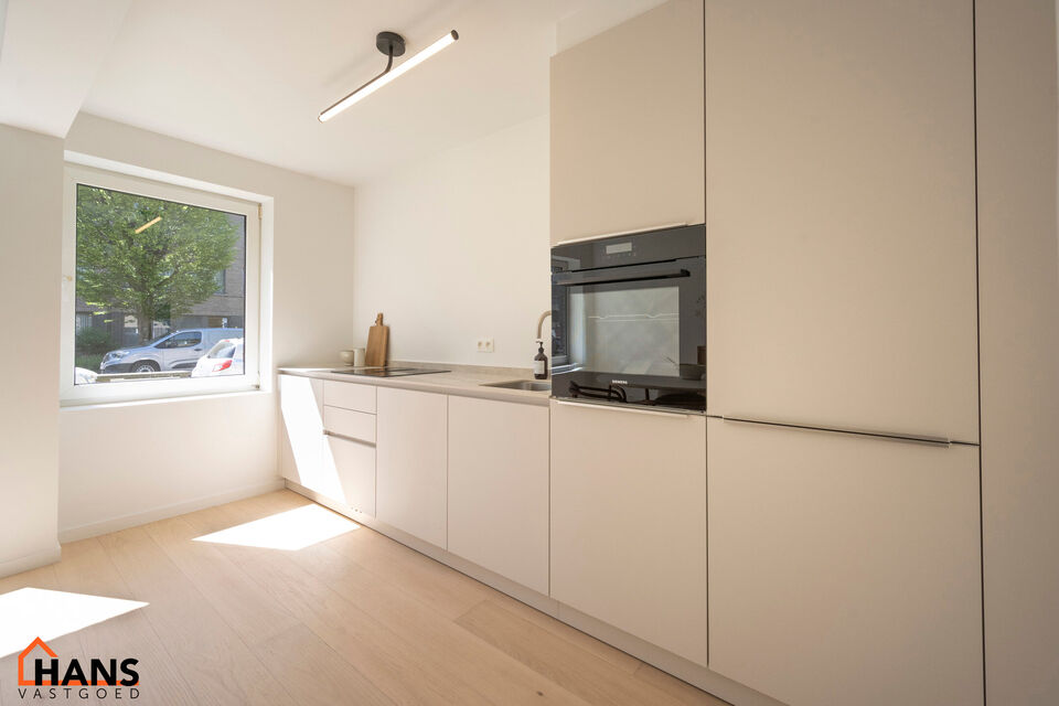 Dit instapklare gelijkvloers appartement bevindt zich op een rustige, maar uiterst centrale ligging. Het appartement werd recent gerenoveerd en beschikt over een inkomhal met vestiairekast, een apart gastentoilet, een ingerichte badkamer, een lichtrijke l