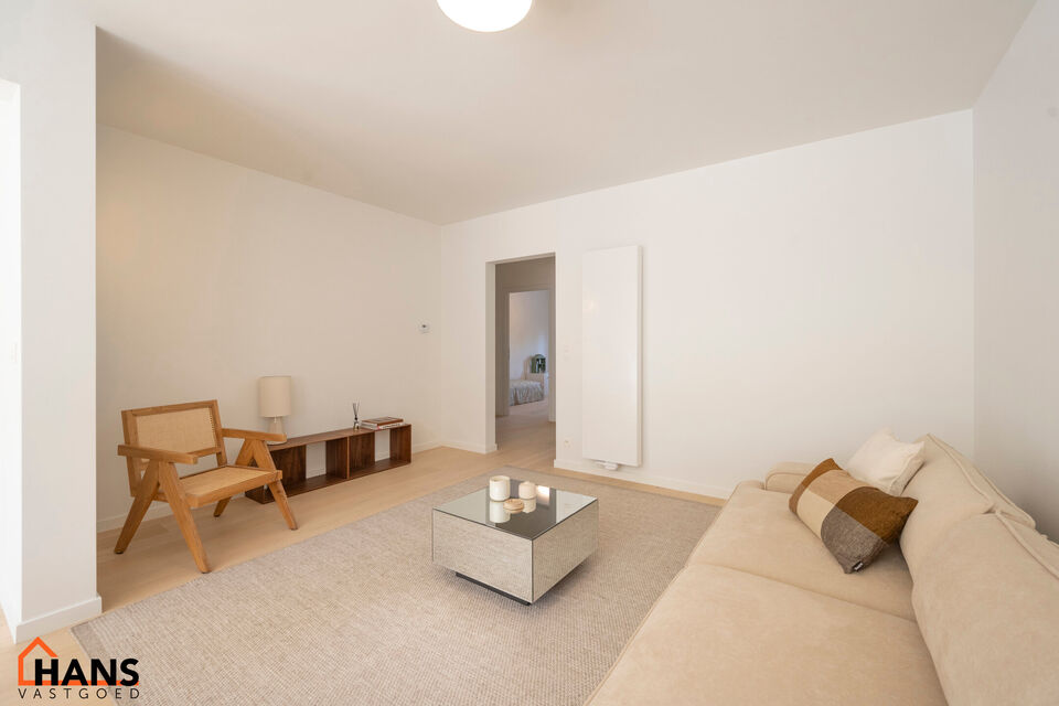 Dit instapklare gelijkvloers appartement bevindt zich op een rustige, maar uiterst centrale ligging. Het appartement werd recent gerenoveerd en beschikt over een inkomhal met vestiairekast, een apart gastentoilet, een ingerichte badkamer, een lichtrijke l