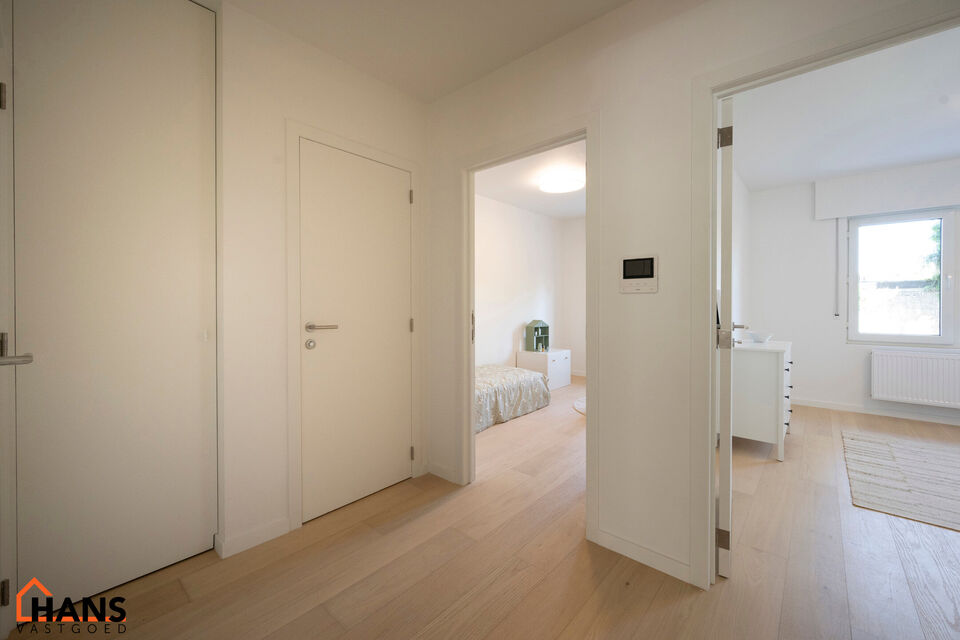 Dit instapklare gelijkvloers appartement bevindt zich op een rustige, maar uiterst centrale ligging. Het appartement werd recent gerenoveerd en beschikt over een inkomhal met vestiairekast, een apart gastentoilet, een ingerichte badkamer, een lichtrijke l