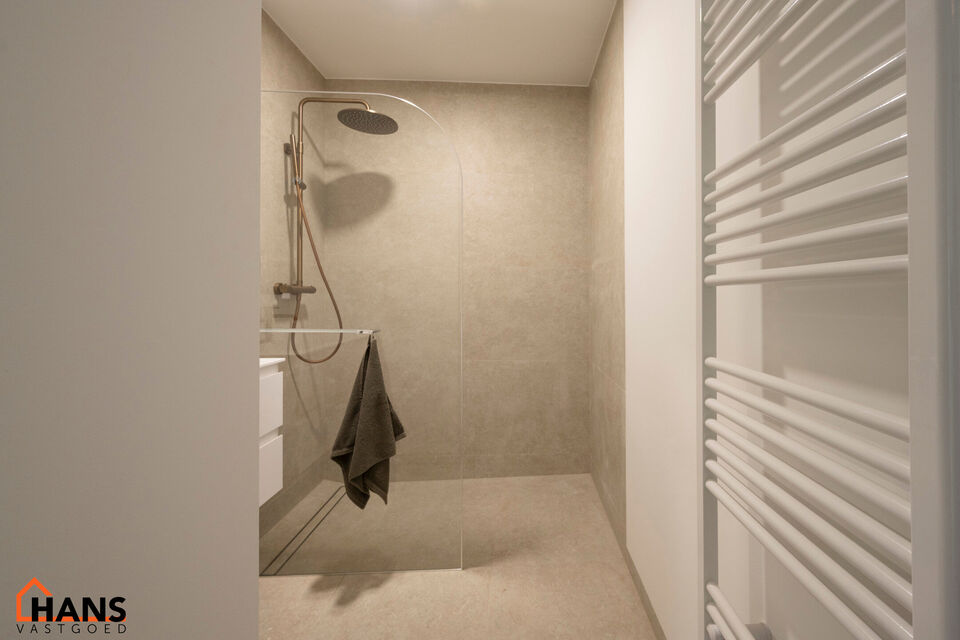 Dit instapklare gelijkvloers appartement bevindt zich op een rustige, maar uiterst centrale ligging. Het appartement werd recent gerenoveerd en beschikt over een inkomhal met vestiairekast, een apart gastentoilet, een ingerichte badkamer, een lichtrijke l