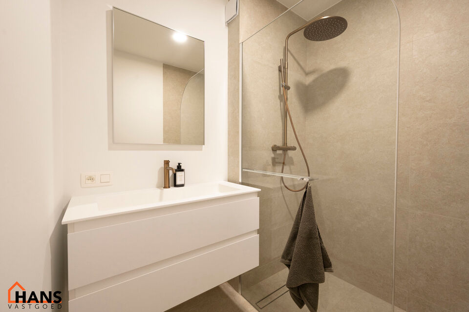 Dit instapklare gelijkvloers appartement bevindt zich op een rustige, maar uiterst centrale ligging. Het appartement werd recent gerenoveerd en beschikt over een inkomhal met vestiairekast, een apart gastentoilet, een ingerichte badkamer, een lichtrijke l