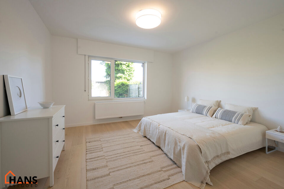 Dit instapklare gelijkvloers appartement bevindt zich op een rustige, maar uiterst centrale ligging. Het appartement werd recent gerenoveerd en beschikt over een inkomhal met vestiairekast, een apart gastentoilet, een ingerichte badkamer, een lichtrijke l