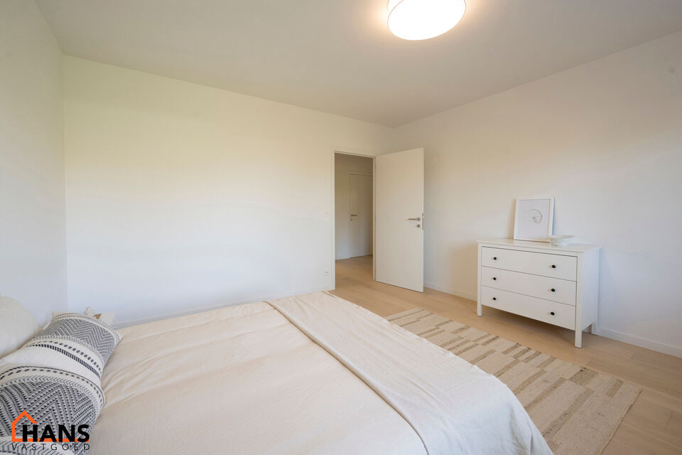 Dit instapklare gelijkvloers appartement bevindt zich op een rustige, maar uiterst centrale ligging. Het appartement werd recent gerenoveerd en beschikt over een inkomhal met vestiairekast, een apart gastentoilet, een ingerichte badkamer, een lichtrijke l