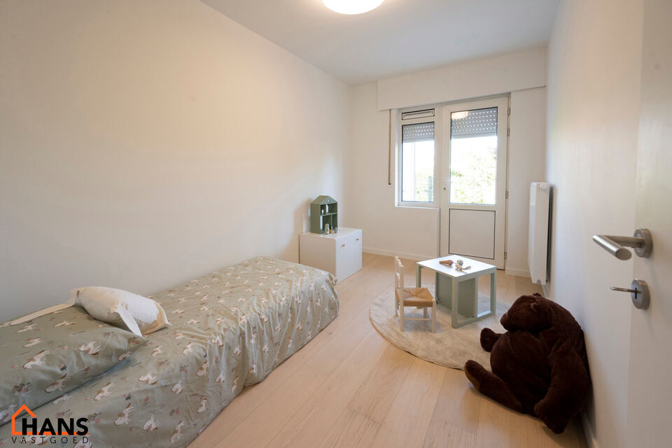 Dit instapklare gelijkvloers appartement bevindt zich op een rustige, maar uiterst centrale ligging. Het appartement werd recent gerenoveerd en beschikt over een inkomhal met vestiairekast, een apart gastentoilet, een ingerichte badkamer, een lichtrijke l