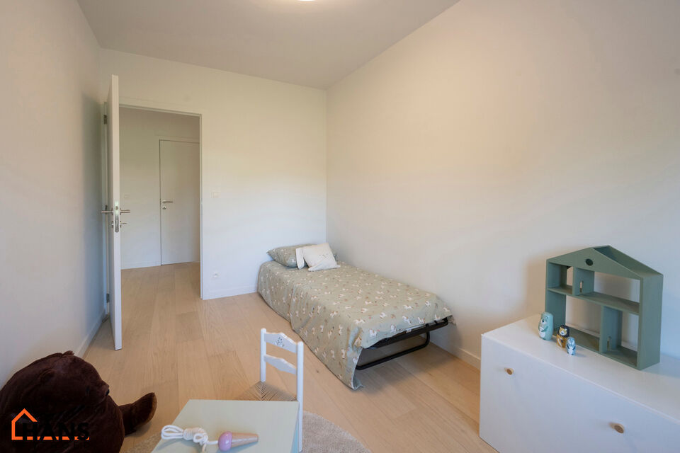 Dit instapklare gelijkvloers appartement bevindt zich op een rustige, maar uiterst centrale ligging. Het appartement werd recent gerenoveerd en beschikt over een inkomhal met vestiairekast, een apart gastentoilet, een ingerichte badkamer, een lichtrijke l