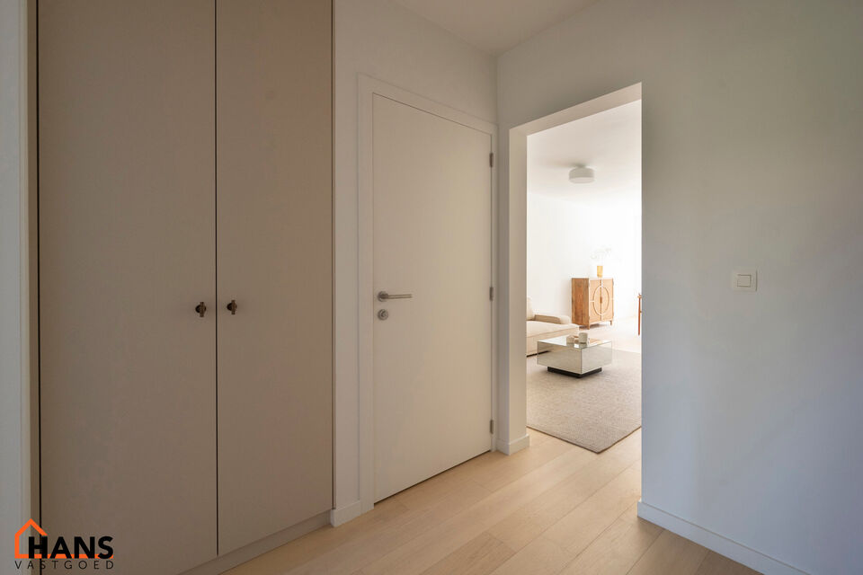 Dit instapklare gelijkvloers appartement bevindt zich op een rustige, maar uiterst centrale ligging. Het appartement werd recent gerenoveerd en beschikt over een inkomhal met vestiairekast, een apart gastentoilet, een ingerichte badkamer, een lichtrijke l