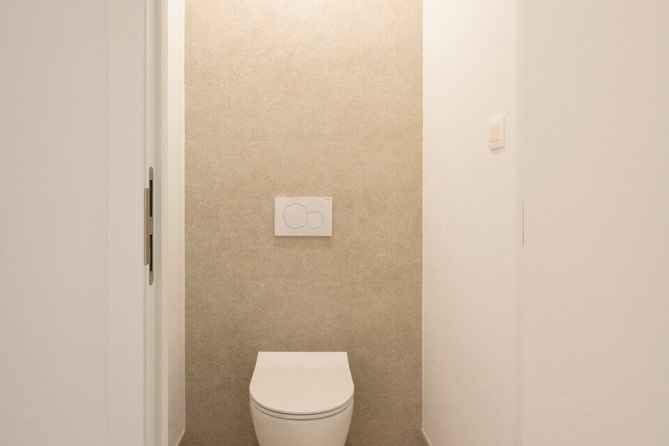Dit instapklare gelijkvloers appartement bevindt zich op een rustige, maar uiterst centrale ligging. Het appartement werd recent gerenoveerd en beschikt over een inkomhal met vestiairekast, een apart gastentoilet, een ingerichte badkamer, een lichtrijke l