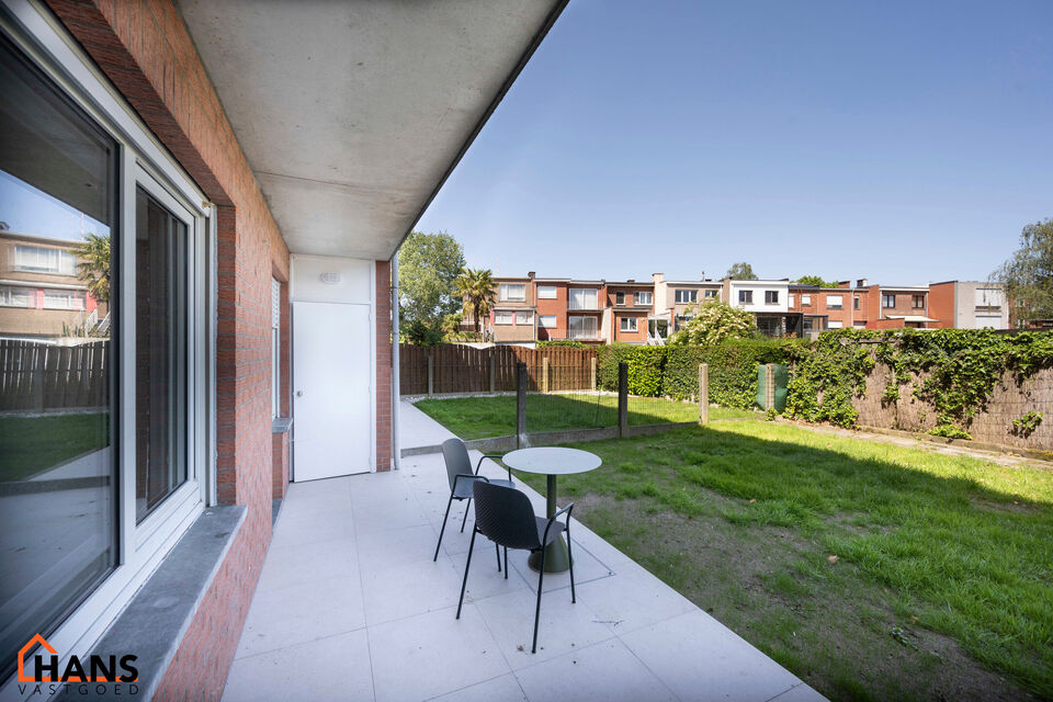 Dit instapklare gelijkvloers appartement bevindt zich op een rustige, maar uiterst centrale ligging. Het appartement werd recent gerenoveerd en beschikt over een inkomhal met vestiairekast, een apart gastentoilet, een ingerichte badkamer, een lichtrijke l