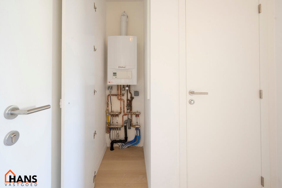 Dit instapklare gelijkvloers appartement bevindt zich op een rustige, maar uiterst centrale ligging. Het appartement werd recent gerenoveerd en beschikt over een inkomhal met vestiairekast, een apart gastentoilet, een ingerichte badkamer, een lichtrijke l